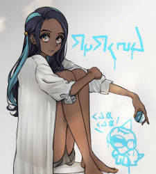 Rule 34 | 1girl, alternate costume, barefoot, black hair, chewtle, closed mouth, coat, commentary request, creatures (company), dark-skinned female, dark skin, dive ball, echizen (n fns17), eyelashes, from side, frown, game freak, gen 8 pokemon, green eyes, green hair, grey coat, highres, holding, holding poke ball, long hair, multicolored hair, nessa (pokemon), nintendo, poke ball, pokemon, pokemon (creature), pokemon swsh, shorts, sitting, solo, toes, two-tone hair, white background