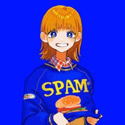 1girl aegyo_sal blonde_hair blue_background blue_eyes blue_sweater bright_pupils clothes_lift commentary grin lifting_own_clothes long_sleeves looking_at_viewer medium_hair original simple_background smile solo spam_(food) sweater sweater_lift symbol-only_commentary upper_body white_pupils yoshioka_suke