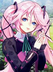 1girl blue_eyes blurry blurry_background closed_mouth commentary commentary_request eiyuu_densetsu english_commentary eyelashes green_ribbon hair_between_eyes hair_ornament highres kuro_no_kiseki kuro_no_kiseki_(series) kuro_no_kiseki_ii long_hair madou_zakura mixed-language_commentary nadia_rayne outdoors own_hands_together photo_background pink_hair pink_lips ribbon smile solo twintails x_hair_ornament