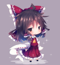 Rule 34 | 1girl, ahoge, ascot, beni shake, bow, brown eyes, brown hair, chibi, detached sleeves, full body, grey background, hair bow, hair tubes, hakurei reimu, long sleeves, looking at viewer, ribbon-trimmed sleeves, ribbon trim, solo, sparkle, standing, touhou, triangle, wide sleeves