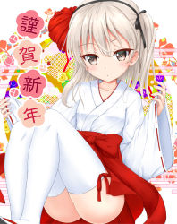 Rule 34 | 1girl, alternate costume, black footwear, blush, bow, breasts, brown eyes, closed mouth, collarbone, commentary request, egasumi, feet out of frame, flipper, girls und panzer, grey hair, hair between eyes, hakama, hakama short skirt, hakama skirt, highres, japanese clothes, kimono, long sleeves, miko, one side up, pinching sleeves, red bow, red hakama, ribbon-trimmed sleeves, ribbon trim, sandals, shimada arisu, skirt, sleeves past wrists, small breasts, solo, thighhighs, translation request, white kimono, white thighhighs, wide sleeves, zouri