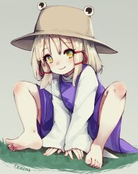 Rule 34 | 1girl, artist name, bare legs, barefoot, blonde hair, brown hat, closed mouth, commentary request, feet, fingernails, full body, grass, grey background, hair between eyes, hair ribbon, hat, highres, long sleeves, looking at viewer, medium hair, moriya suwako, nail polish, pink nails, purple skirt, purple vest, red ribbon, ribbon, ringed eyes, shirt, sidelocks, simple background, sitting, skirt, skirt set, sleeves past wrists, smile, soles, solo, tekina (chmr), toenail polish, toenails, toes, touhou, vest, white shirt, wide sleeves, yellow eyes