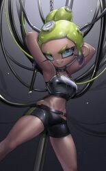 1girl armor arms_behind_head arms_up bike_shorts black_shirt black_shorts blue_eyes breastplate breasts cable chain chained commentary_request crop_top dutch_angle gradient_hair green_hair grey_background grey_choker grin groin highres korean_commentary legs_apart long_eyelashes midriff multicolored_hair navel nintendo octoling octoling_girl octoling_player_character pole ponytail purple_hair red_eyes restrained shirt short_hair shorts small_breasts smile solo splatoon_(series) standing suction_cups tentacle_hair thick_eyebrows toon_23 two-tone_eyes two-tone_hair v-shaped_eyebrows