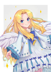 Rule 34 | &gt;:), 1girl, absurdres, blonde hair, blue bow, blush, bow, closed mouth, collarbone, commentary request, dress, feathered wings, filo (tate no yuusha no nariagari), forehead, grey background, highres, long hair, long sleeves, outline, parted bangs, smile, solo, tate no yuusha no nariagari, two-tone background, v-shaped eyebrows, very long hair, wang man, white background, white dress, white wings, wide sleeves, wings
