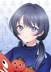 Rule 34 | 1girl, blue eyes, blue hair, blue sleeves, highres, link! like! love live!, long hair, looking at viewer, love live!, mole, mole on neck, murano sayaka, print sweater, ric. (marchen mozuku), sidelocks, signature, solo, sweater, swept bangs, tomato, translation request, twintails, twitter username, upper body