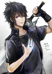 Rule 34 | 10s, 1boy, black hair, blue eyes, final fantasy, final fantasy xv, fingerless gloves, gloves, hasura (coconutice), highres, holding, holding weapon, jacket, jewelry, male focus, noctis lucis caelum, ring, shirt, short hair, short sleeves, simple background, smile, solo, sword, weapon