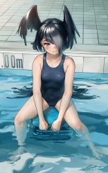 Rule 34 | 1girl, absurdres, bare legs, barefoot, black hair, black one-piece swimsuit, blue eyes, collarbone, commentary request, full body, hair over one eye, head wings, highres, jungle crow (kemono friends), kemono friends, kickboard, looking at viewer, one-piece swimsuit, pool, short hair, signature, sitting, smile, solo, swimsuit, tail, tile floor, tiles, water, water drop, welt (kinsei koutenkyoku), wings