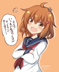 Rule 34 | &gt;:o, 1girl, :o, ahoge, anger vein, brown eyes, brown hair, crossed arms, fang, hair between eyes, hair ornament, hairclip, highres, ikazuchi (kancolle), kantai collection, neckerchief, open mouth, orange background, red neckerchief, school uniform, serafuku, short hair, simple background, skin fang, solo, tamayan, translation request, twitter username, v-shaped eyebrows