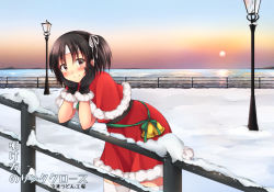 Rule 34 | 10s, 1girl, alternate costume, bell, black gloves, blush, brown eyes, brown hair, capelet, christmas, commentary request, elbow rest, fur-trimmed capelet, fur-trimmed gloves, fur trim, gloves, green ribbon, hair ribbon, headband, horizon, jingle bell, kantai collection, lamppost, leaning forward, looking at viewer, looking to the side, matching hair/eyes, nagara (kancolle), ocean, one side up, outdoors, railing, ribbon, santa costume, sk02, sky, smile, snow, solo, sunrise, text focus, thighhighs, translation request, white ribbon, white thighhighs, zettai ryouiki