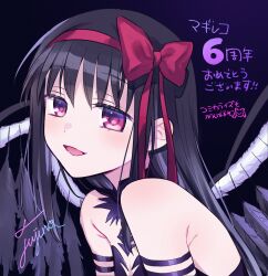 1girl :d akemi_homura akuma_homura anniversary bare_shoulders black_hair black_wings bow commentary_request feathered_wings fuji_fujino hair_bow hairband highres long_hair looking_at_viewer magia_record:_mahou_shoujo_madoka_magica_gaiden magical_girl mahou_shoujo_madoka_magica mahou_shoujo_madoka_magica:_hangyaku_no_monogatari open_mouth purple_eyes red_bow smile solo translation_request upper_body wings