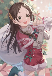 1girl absurdres aqua_footwear black_hair boots box capelet christmas christmas_ornaments christmas_tree fur-trimmed_capelet fur_trim gakuen_idolmaster gift gift_box green_eyes high-waist_shorts highres holding holding_sack idolmaster kuramoto_china laurels layered_sleeves long_hair long_sleeves open_mouth parted_bangs print_capelet puffy_short_sleeves puffy_sleeves red_capelet red_shorts round_teeth sack short_over_long_sleeves short_sleeves shorts sidelighting snowflakes solo tareme teeth thighhighs tsunenorip white_thighhighs