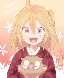 Rule 34 | 1girl, 2019, ahoge, alternate costume, animal, banana takemura, blonde hair, boar, fangs, flandre scarlet, floral print, gradient background, hair between eyes, highres, holding, holding animal, japanese clothes, kimono, long hair, looking at viewer, new year, obi, one side up, open mouth, orange background, pointy ears, red eyes, red kimono, sash, smile, solo, touhou, upper body, yukata