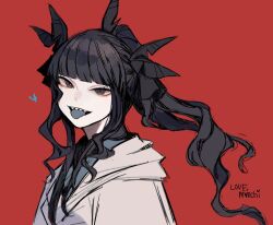 1girl artemis_of_the_blue artist_name atelier_live black_eyes black_hair black_ribbon blue_tongue blunt_bangs colored_tongue hair_ribbon hood hood_down hoodie long_hair looking_at_viewer mole mole_under_eye monchizu ponytail red_background ribbon shark_fin shark_girl sharp_teeth solo teeth tongue tongue_out upper_body virtual_youtuber wavy_sidelocks white_hoodie