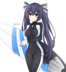 Rule 34 | 1girl, akane rose, black hair, bodysuit, breasts, diving suit, driping, dripping, female focus, highres, medium breasts, neptune (series), noire (neptunia), red eyes, ribbon, skin tight, smile, solo, surfboard, surfer, surfing wetsuit, tsundere, twintails, walking, wet, wetsuit