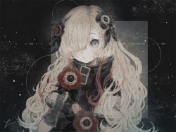 Rule 34 | 1girl, abstract background, asymmetrical sleeves, blue eyes, coat, commentary, creature, expressionless, familiar, fingerless gloves, gloves, hair ornament, hair over one eye, isekai joucho, kamitsubaki studio, long hair, morse code, morse code commentary, multicolored hair, red hair, signature, silver hair, single glove, two-tone hair, upper body, virtual youtuber, wavy hair, zzzpani