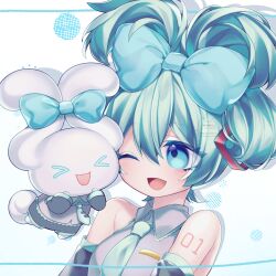 Rule 34 | &gt; &lt;, 1girl, 1other, aqua eyes, aqua hair, aqua necktie, arm tattoo, bare shoulders, black sleeves, bow, cinnamiku, cinnamoroll, commentary, cosplay, creature, detached sleeves, folded twintails, hair between eyes, hair bow, hatsune miku, hatsune miku (cosplay), highres, necktie, number tattoo, one eye closed, open mouth, sanrio, shirt, shoulder tattoo, simple background, sleeveless, sleeveless shirt, tattoo, vocaloid, youji (ohudousann)