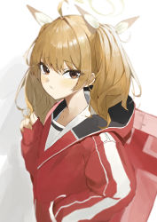Rule 34 | 1girl, ahoge, bag, blue archive, blurry, blurry background, brown eyes, closed mouth, commentary request, from side, gradient background, hair between eyes, hair ribbon, twirling hair, hand in pocket, hand up, highres, hood, hood down, hoodie, light brown hair, ljpwow, long hair, looking at viewer, red hoodie, ribbon, solo, standing, twintails, upper body, white background, yoshimi (blue archive)