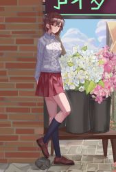Rule 34 | 1girl, absurdres, arms behind back, blue sky, brick wall, brown footwear, brown hair, building, cloud, cloudy sky, day, floral background, flower, full body, harasaki nozomi, highres, kneehighs, leaning on object, leg up, medium hair, merchant, messy hair, miniskirt, obsession, patterned clothing, red eyes, red skirt, rock, shenmue, shenmue the animation, shop, sign, skirt, sky, smile, socks, solo, sweater, turtleneck, white sweater