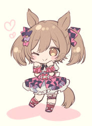 Rule 34 | 1girl, ;&gt;, animal ears, aruya (flosrota), black bow, blush stickers, bow, brown background, brown eyes, brown hair, chibi, closed mouth, hair between eyes, hair bow, hands up, heart, horse ears, horse girl, horse tail, pink bow, pink footwear, pink skirt, pleated skirt, purple bow, shoes, skirt, smart falcon (umamusume), solo, standing, standing on one leg, tail, twintails, umamusume
