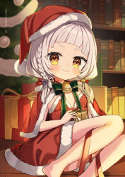 Rule 34 | &gt;:), 1girl, aged down, alternate costume, arched bangs, barefoot, blush, box, braid, capelet, christmas tree, closed mouth, dress, fang, fang out, fur-trimmed capelet, fur trim, gift, gift box, grey hair, hat, highres, holding, holding box, hololive, long hair, looking at viewer, low twintails, murasaki shion, noi mine, red capelet, red dress, red hat, santa costume, santa dress, santa hat, side braid, skin fang, solo, sunset, twintails, v-shaped eyebrows, virtual youtuber, yellow eyes