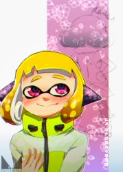 Rule 34 | 1girl, agent 4 (splatoon), artist name, blonde hair, blunt bangs, chichi band, closed mouth, commentary request, crown, floral print, from behind, hand on own chest, headgear, inkling, inkling girl, inkling player character, jacket, logo, looking up, nintendo, pearl (splatoon), pointy ears, red eyes, short hair, smile, solo, splatoon (series), splatoon 2, squidbeak splatoon, standing, tentacle hair, translation request, yellow jacket, zipper