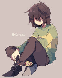 Rule 34 | 1other, :|, antenna hair, black footwear, brown background, brown hair, brown pants, character name, closed mouth, commentary request, covered eyes, cross-laced footwear, crossed ankles, deltarune, expressionless, facing viewer, from side, full body, green sweater, hair over eyes, highres, indian style, kris (deltarune), long sleeves, nikorashi-ka, other focus, pants, shoes, short hair, simple background, sitting, solo, sweater