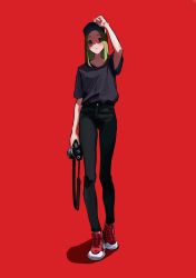 Rule 34 | 1girl, baseball cap, black pants, black shirt, blonde hair, camera, full body, hand on headwear, hat, highres, holding, holding camera, looking at viewer, medium hair, original, pants, red background, shirt, shirt tucked in, shoes, short sleeves, simple background, sneakers, solo, strap, zenroziura