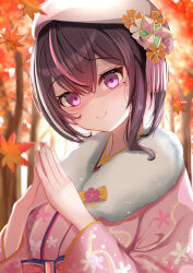 1girl absurdres autumn_leaves azki_(hololive) azki_(new_year)_(hololive) beret brown_hair closed_mouth colored_inner_hair commentary_request empty_eyes evil_smile floral_print floral_print_kimono fur_scarf furisode hair_ornament hat highres hololive japanese_clothes kanzashi kimono kurenaiaoi0 leaf light_blush long_sleeves looking_at_viewer mole mole_under_eye multicolored_hair nail_polish official_alternate_costume own_hands_together pink_eyes pink_hair pink_kimono pink_nails print_kimono shaded_face smile solo streaked_hair tsumami_kanzashi upper_body virtual_youtuber