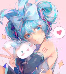 Rule 34 | &gt; o, 1girl, aqua bow, aqua eyes, aqua hair, aqua necktie, black sleeves, blue bow, borrowed hairstyle, bow, cinnamiku, cinnamoroll, commentary, cosplay, creature, ear bow, folded twintails, grey shirt, hatsune miku, hatsune miku (cosplay), heart, highres, holding, holding creature, kirabunni, looking at viewer, matching outfits, necktie, number tattoo, one eye closed, sanrio, shirt, smile, solo, spoken heart, tattoo, tied ears, updo, v, vocaloid