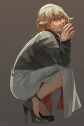 Rule 34 | 1girl, black footwear, black shirt, blonde hair, breasts, brown background, closed mouth, commentary request, dated commentary, full body, genderswap, genderswap (mtf), hair between eyes, higekiri (touken ranbu), high heels, impossible clothes, impossible shirt, large breasts, looking at viewer, shirt, short hair, simple background, skirt, smile, solo, squatting, steepled fingers, touken ranbu, white skirt, yellow eyes, zi tsas