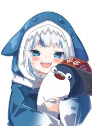 Rule 34 | 1girl, :d, animal, animal hood, bloop (gawr gura), blue eyes, blue hair, blush, commentary, gawr gura, gawr gura (1st costume), highres, holding, holding animal, hololive, hololive english, hood, long sleeves, looking at viewer, multicolored hair, namaonpa, open mouth, shark, shark hood, sharp teeth, simple background, smile, streaked hair, symbol-only commentary, teeth, upper body, virtual youtuber, white background, white hair
