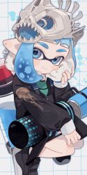 Rule 34 | 1girl, black footwear, black jacket, blue eyes, blue hair, closed mouth, earrings, fish bone earrings, foot out of frame, green shirt, grid background, hand in own hair, hero blaster (splatoon), highres, holding, holding weapon, ink tank (splatoon), inkling, inkling girl, inkling player character, jacket, jellyfish print, jewelry, long sleeves, looking at viewer, nintendo, pointy ears, print jacket, sahata saba, shirt, short hair, skull on head, smile, solo, splatoon (series), splatter background, suction cups, tentacle hair, thick eyebrows, weapon, zipper pull tab