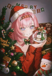 1girl alternate_costume blue_eyes bow bowtie chinese_commentary christmas christmas_tree chromatic_aberration commentary_request couch elysia_(honkai_impact) film_grain green_bow green_bowtie hairband highres holding_snow_globe honkai_(series) honkai_impact_3rd indoors light_blush long_sleeves looking_at_viewer medium_hair merry_christmas parted_lips pink_hair pink_pupils plaid_hairband pointy_ears red_shirt shirt smile snow_globe solo stuffed_animal stuffed_toy teddy_bear tutou_jiang