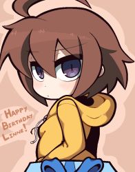 Rule 34 | ahoge, average-hanzo, birthday, blue bow, blue ribbon, blush, bob cut, bow, box, breasts, brown background, brown hair, chibi, commentary, english commentary, english text, expressionless, gift, giving, hair between eyes, hood, hood down, jaggy lines, linne, looking at viewer, looking back, oekaki, purple eyes, ribbon, short hair, slit pupils, small breasts, solo, tsurime, under night in-birth, upper body, yellow hood
