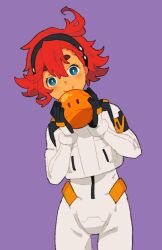 Rule 34 | 1girl, blush, closed mouth, cowboy shot, dark-skinned female, dark skin, dou (mame eee), green eyes, gundam, gundam suisei no majo, hairband, haro, highres, leaning to the side, looking at viewer, purple background, red hair, robot, short hair, simple background, smile, solo, spacesuit, suletta mercury, thick eyebrows