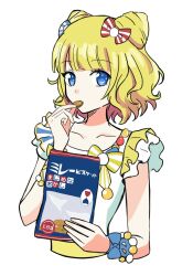 Rule 34 | 1girl, bag, bare shoulders, biscuit (bread), blonde hair, blue bow, blue eyes, blunt bangs, bow, closed mouth, commentary request, cone hair bun, double bun, eating, food, hair bow, hair bun, hand up, highres, holding, holding bag, holding food, idol clothes, looking at viewer, minami mirei, plastic bag, pretty series, pripara, red bow, seihakumai, short hair, simple background, solo, translation request, upper body, white background