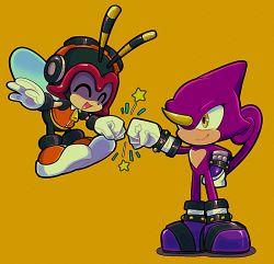 Rule 34 | &gt; &lt;, 2boys, :d, > <, ^ ^, bee, bug, chameleon, charmy bee, closed eyes, closed mouth, erisawa (53 ersw), espio the chameleon, fist bump, flying, gloves, helmet, highres, horns, insect, looking up, multiple boys, open mouth, single horn, smile, sonic (series), standing, translation request, white gloves, wings, xd, yellow background, yellow eyes