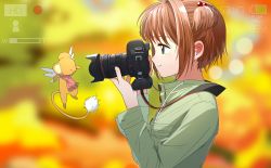 Rule 34 | 1990s (style), 1girl, aspara, aspara (artist), blurry, blurry background, brown hair, buttons, camera, cardcaptor sakura, coat, green eyes, hair ornament, highres, kero (cardcaptor sakura), kinomoto sakura, recording, retro artstyle, scarf, short hair, smile, strap, taking picture, wings