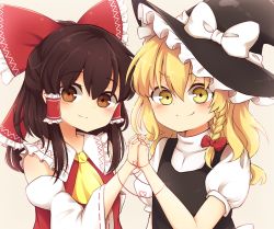 Rule 34 | &gt;:), 2girls, ascot, bare shoulders, blonde hair, blush, bow, braid, brown eyes, brown hair, couple, detached sleeves, hair bow, hair tubes, hakurei reimu, hat, heart, heart of string, highres, holding hands, interlocked fingers, kirisame marisa, large bow, long hair, looking at viewer, multiple girls, puffy short sleeves, puffy sleeves, riza dxun, short sleeves, side-by-side, single braid, smile, string, string of fate, touhou, turtleneck, v-shaped eyebrows, vest, witch hat, yellow ascot, yellow eyes, yuri