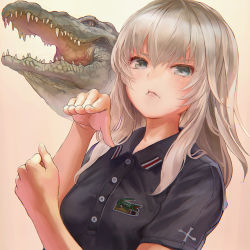 Rule 34 | &gt;:&lt;, 10s, 1girl, :&lt;, alligator, animal, aqua eyes, blonde hair, brand name imitation, breasts, buttons, closed mouth, crocodilian, emblem, girls und panzer, girls und panzer phase erika, hand gesture, itsumi erika, lacoste, logo, long hair, looking at viewer, pink background, shirt, short sleeves, simple background, solo, tocope, upper body, v-shaped eyebrows, wing collar