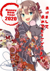 Rule 34 | 1girl, 2020, :d, ahoge, beritabo, black footwear, black kimono, blue eyes, blush, bow, brown bow, brown hair, chinese zodiac, commentary request, dated, fang, floral print, flower, hair between eyes, hair bow, hair flower, hair ornament, happy new year, highres, hugging object, japanese clothes, kimono, new year, open mouth, orange flower, original, print bow, print kimono, sandals, signature, smile, socks, solo, standing, standing on one leg, striped clothes, striped kimono, stuffed animal, stuffed mouse, stuffed toy, translation request, vertical-striped clothes, vertical-striped kimono, white background, white socks, year of the rat, zouri