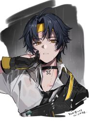 1boy asaba_harumasa black_choker black_gloves black_hair black_necktie choker collared_shirt commentary_request cropped_torso gloves headband highres looking_at_viewer male_focus nakura_hakuto necktie partially_fingerless_gloves rain shirt simple_background translation_request upper_body wet wet_clothes wet_face wet_hair white_shirt yellow_eyes yellow_headband zenless_zone_zero