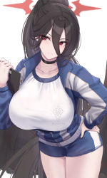 Rule 34 | 1girl, absurdres, black choker, black hair, blue archive, blue jacket, breasts, choker, clipboard, commentary request, cowboy shot, hair between eyes, halo, hasumi (blue archive), hasumi (track) (blue archive), high ponytail, highres, holding, holding clipboard, jacket, kanta (kanta 077), large breasts, long hair, mechanical halo, mole, mole under eye, red eyes, shorts, simple background, solo, thighs, very long hair, white background, wings, zipper pull tab
