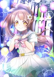 Rule 34 | 1girl, :&gt;, bare arms, belt, belt buckle, bow, brown hair, buckle, cowboy shot, daisy, dress, flower, green dress, hair bow, hair flower, hair ornament, hands on own chest, highres, long hair, looking at viewer, love live!, love live! school idol project, minami kotori, one side up, pink scrunchie, ranemu, scrunchie, short sleeves, signature, single sidelock, smile, solo, sparkle, stage, white belt, white bow, wrist scrunchie, yellow eyes