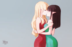 Rule 34 | 2girls, artist name, bare arms, blonde hair, commentary, cowboy shot, dress, english commentary, closed eyes, green dress, grey background, hands on another&#039;s shoulders, highres, kiss, little viktoria, long hair, multiple girls, original, pointy ears, red dress, simple background, sleeveless, sleeveless dress, strapless, strapless dress, watermark, web address, yuri