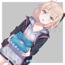 1girl ahoge bento black_bow black_jacket black_shorts blonde_hair blush bow breasts collarbone commentary_request fate/grand_order fate_(series) hair_bow hakuda_tofu highres holding hood hoodie jacket looking_at_viewer okita_souji_(fate) okita_souji_(koha-ace) open_mouth short_hair short_shorts shorts small_breasts solo translation_request yellow_eyes