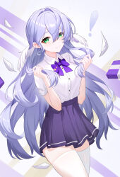 1girl absurdres alternate_costume blue_hair bow bowtie closed_mouth collared_shirt commentary_request cowboy_shot feathers green_eyes hair_between_eyes hair_intakes head_wings highres holding holding_own_hair honkai:_star_rail honkai_(series) jewel_under_eye lao_xi long_hair looking_at_viewer no_halo pleated_skirt purple_bow purple_bowtie purple_skirt robin_(honkai:_star_rail) school_uniform shirt sidelocks skirt smile solo thighhighs very_long_hair white_feathers white_shirt white_thighhighs wings zettai_ryouiki