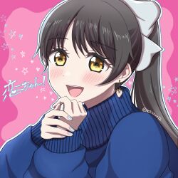 Rule 34 | 1girl, black hair, blue sweater, blush, brown eyes, commentary request, earrings, hazuki ren, jewelry, long sleeves, looking at viewer, love live!, love live! superstar!!, morupuru, open mouth, outline, pink background, ponytail, sidelocks, solo, sweater, translation request, twitter username, upper body, white outline
