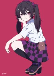 Rule 34 | 1girl, absurdres, black footwear, black hair, black skirt, black socks, brown eyes, checkered clothes, checkered skirt, closed mouth, from side, geta, hat, highres, himekaidou hatate, looking at viewer, medium hair, missing textures, purple hat, purple skirt, red background, revision, shirt, short hair, short sleeves, signature, simple background, skirt, smile, socks, solo, squatting, tokin hat, touhou, twintails, white shirt, yonoisan