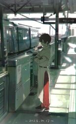 Rule 34 | 1boy, black footwear, brown hair, capelet, chinese commentary, closed mouth, commentary request, crossed arms, dated, full body, gloves, grey gloves, highres, jabuchi you, long sleeves, male focus, pants, red pants, saibou shinkyoku, short hair, solo, standing, train station, white capelet, xiaohuaitongxue